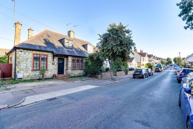 2 bed property, in * STAR BUY * PARKING * Leigh Hall Road, £400,000