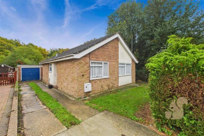 2 bed property, in Bracken Way, £260,000