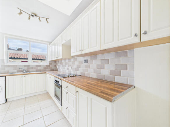 2 bed property, in Wilbert Grove, £145,000