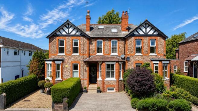 4 bed property, in Vicarage Lane, £725,000