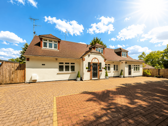 5 bed property, in Swanland Road, £995,000