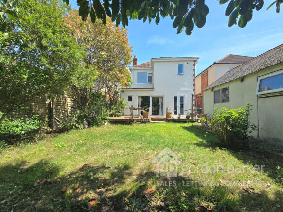4 bed property, in St. Albans Road, £500,000