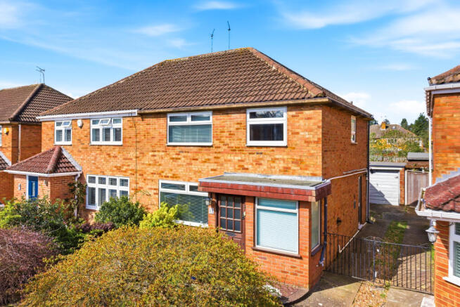 3 bed property, in Old Windsor, £535,000