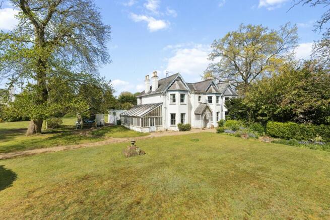 5 bed property, in Sunninghill Road, £1,275,000