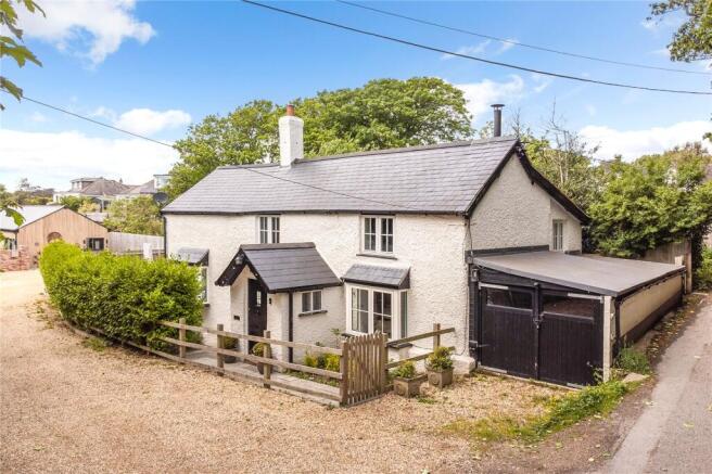 4 bed property, in Meadow Way, £725,000