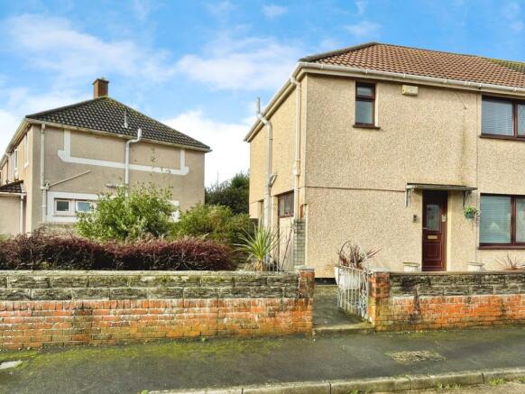 3 bed property, in Pier Close, £165,000