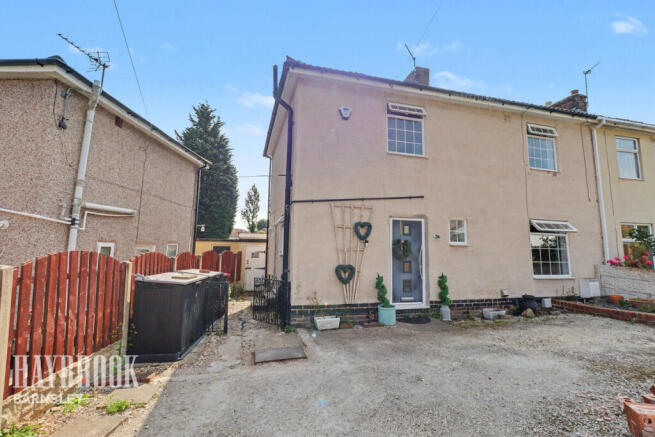 3 bed property, in Knoll Beck Crescent, £160,000