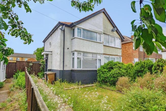 2 bed property, in Sundon Park Road, £300,000