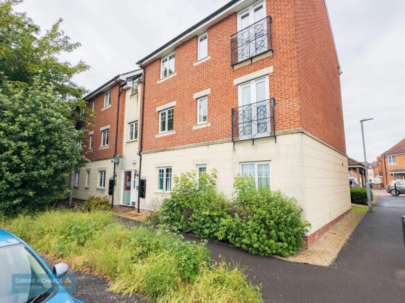 2 bed property, in Riverside Close, £125,000