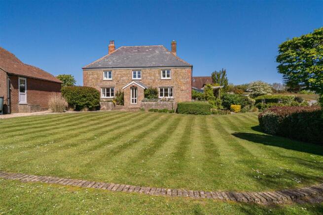 4 bed property, in Kingston Road, £800,000