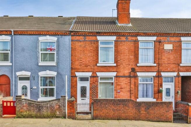 2 bed property, in Queens Road North, £150,000