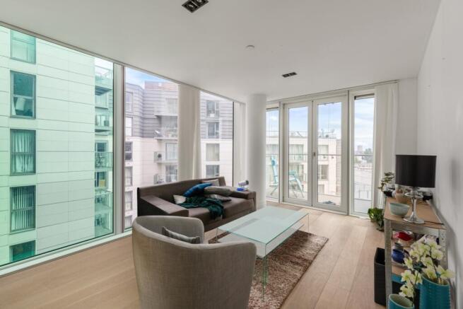 2 bed property, in Avantgarde Tower, £650,000