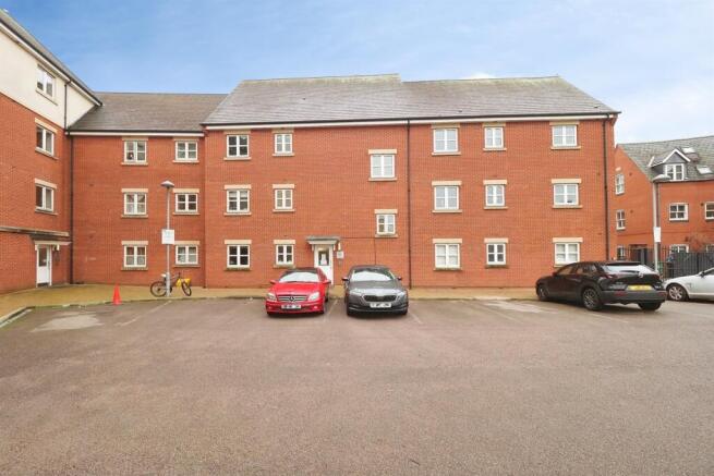 2 bed property, in Manor Gardens Close, £132,000