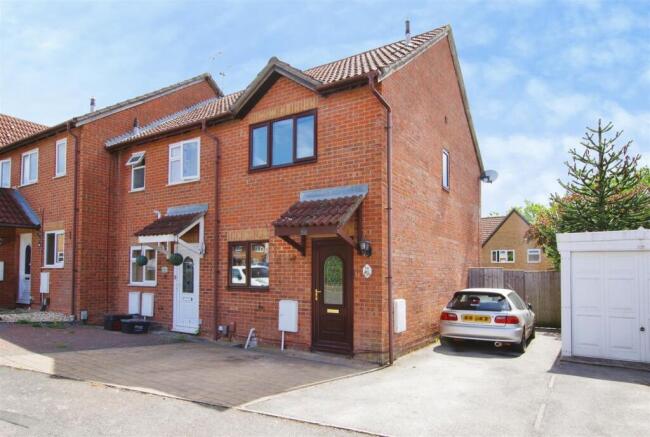 2 bed property, in Pearce Close, £235,000