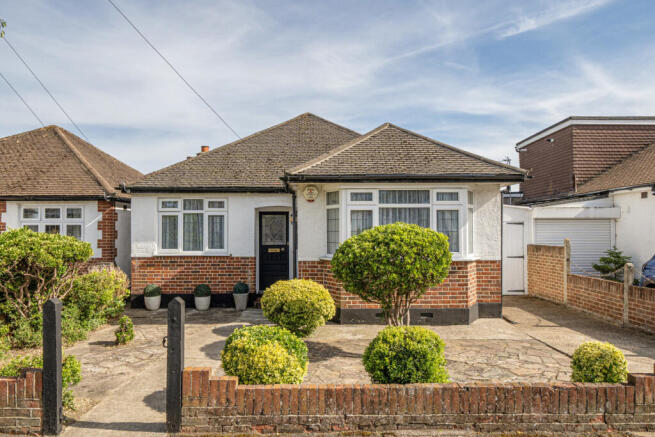 3 bed property, in Herlwyn Avenue, £800,000