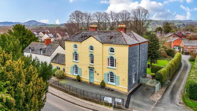 6 bed property, in Guilsfield, £650,000