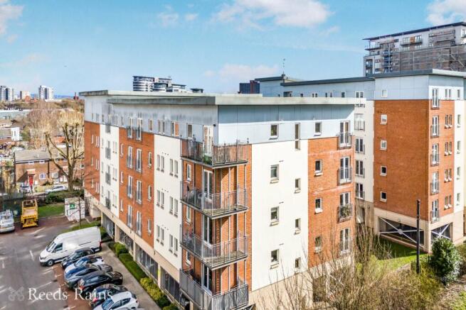 2 bed property, in Elmira Way, £175,000