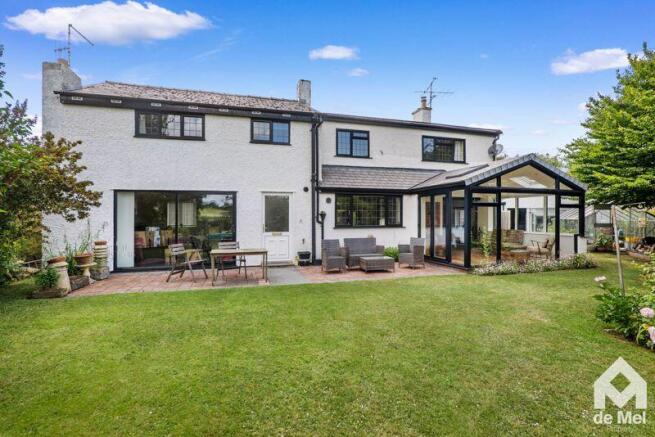 5 bed property, in Manor Lane, £650,000