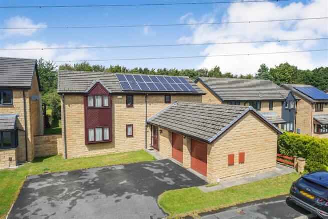 5 bed property, in The Crest, £499,950