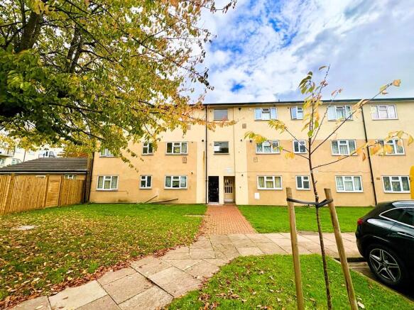2 bed property, in Verulam Court, £280,000