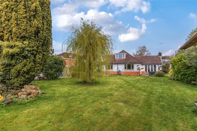5 bed property, in Hindhead, £950,000