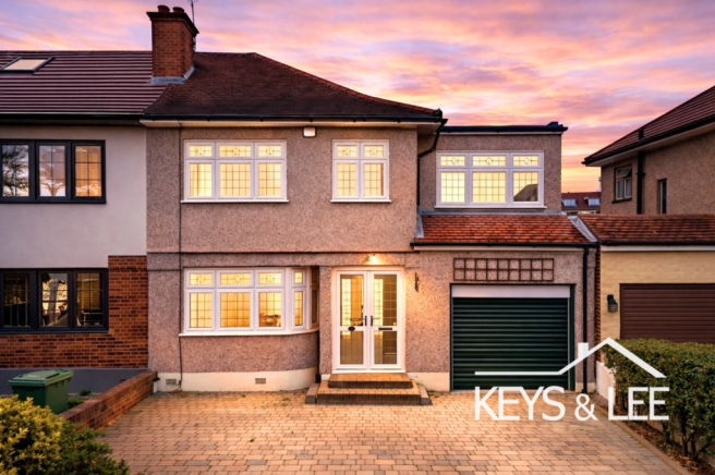 4 bed property, in Victoria Ave, £575,000