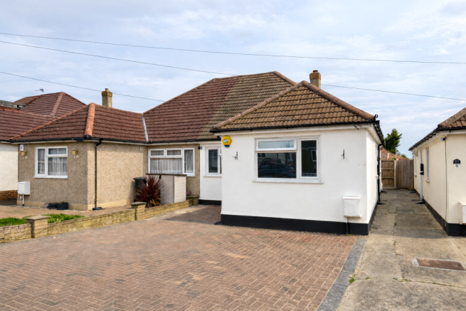2 bed property, in Renton Drive, £415,000