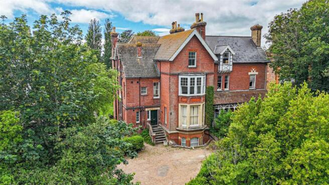 2 bed property, in Upper Maze Hill, £245,000