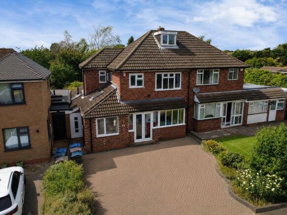 3 bed property, in Bedford Drive, £450,000
