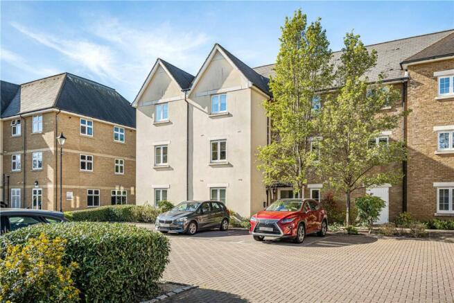 2 bed property, in Clear Water Place, £450,000