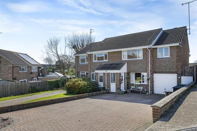 3 bed property, in Monarch Gardens, £375,000