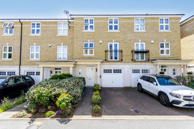 4 bed property, in Colnhurst Road, £800,000