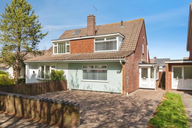 3 bed property, in Whitchurch Lane, £365,000