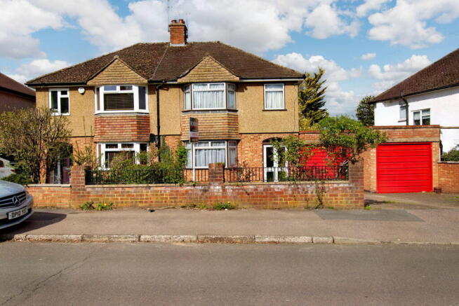 3 bed property, in Maple Cross, £550,000