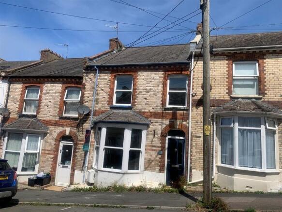 3 bed property, in Victoria Road, £120,000