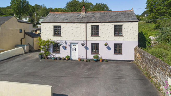 4 bed property, in The Lawn, £375,000