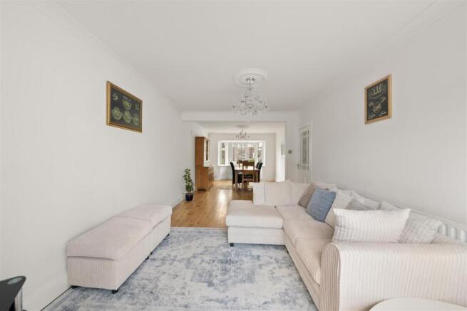 4 bed property, in Kingshill Avenue, £575,000