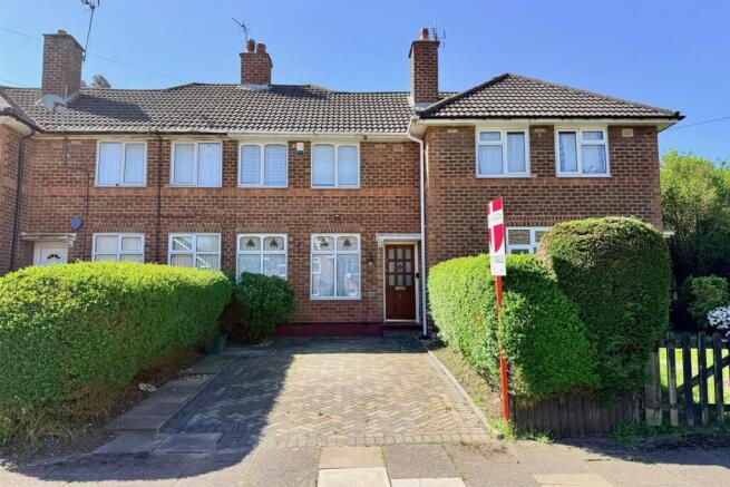 2 bed property, in Blandford Road, £180,000