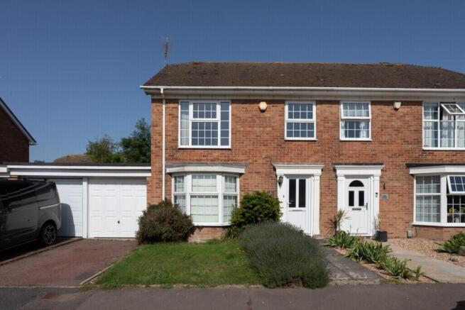 3 bed property, in Sturdy Close, £450,000