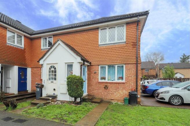 2 bed property, in Heathcote Way, £180,000