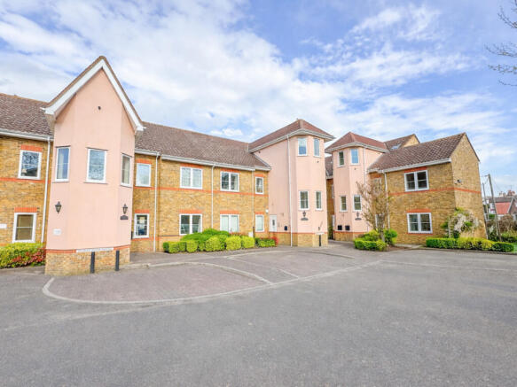 2 bed property, in Station Approach, £265,000