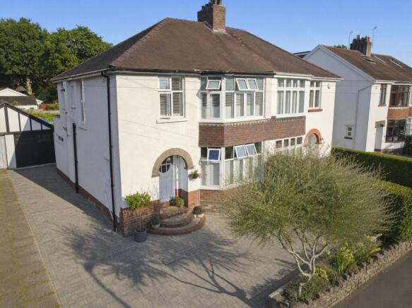 3 bed property, in Nantfawr Road, £595,000