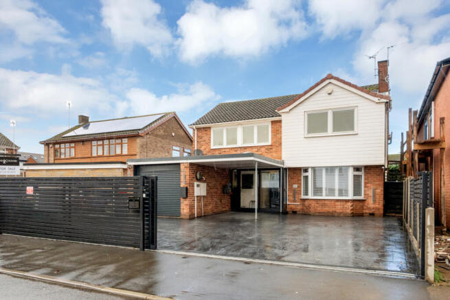 6 bed property, in Prestwood Drive, £675,000