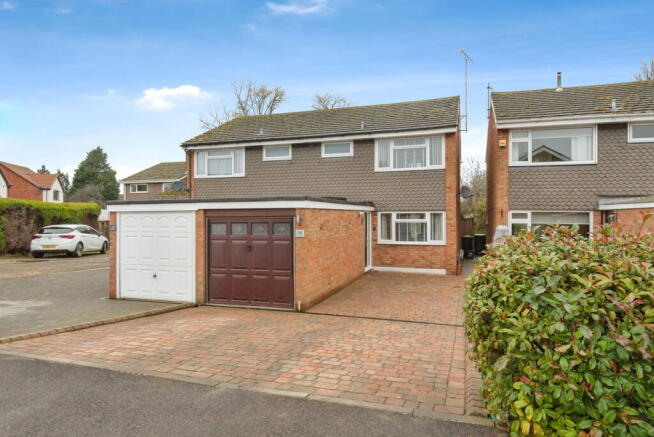 3 bed property, in Kingsmede, £375,000