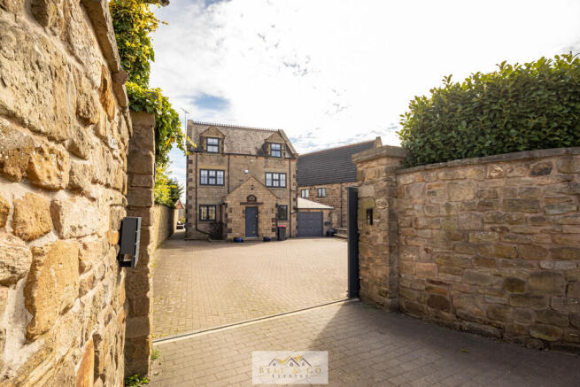 5 bed property, in Kiveton Lane, £575,000