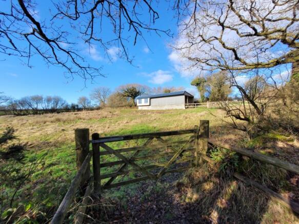 1 bed property, in Parkham Ash, £300,000