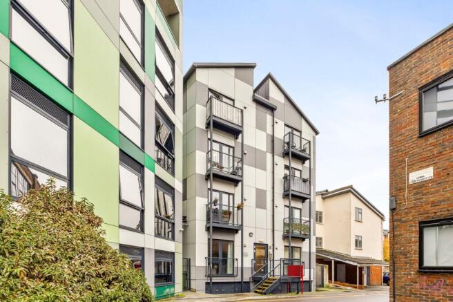 2 bed property, in Freehold Terrace, £325,000