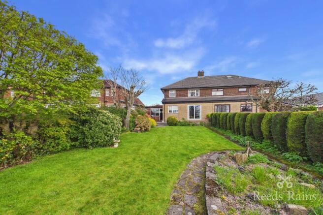 3 bed property, in Rookwood Avenue, £270,000