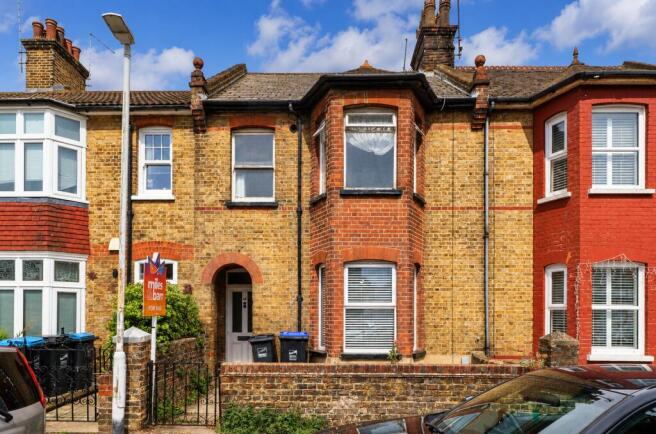 2 bed property, in Westbury Road, £175,000