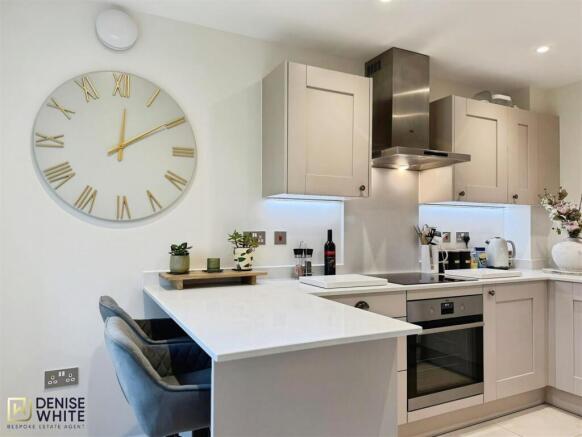 2 bed property, in Rookery Close, £260,000